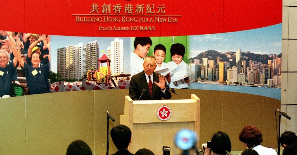 首位香港行政长官董建华于1997年交首份功课，当日恒指收报14838点，升27点，是历届特首唯一录升市。