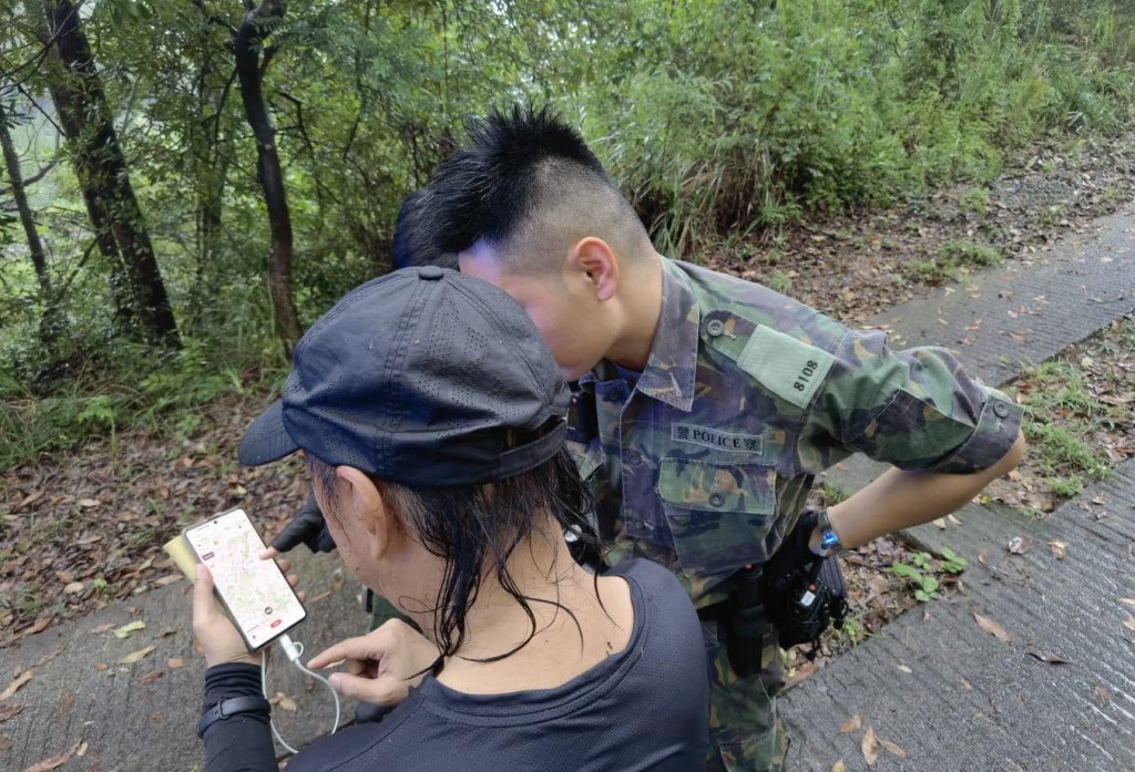 警员爆林寻回失踪者，并将他安全带落山。香港警察FB