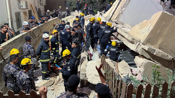 約旦一幢住宅上周倒塌，一名女嬰受困30小時後獲救。路透社圖片