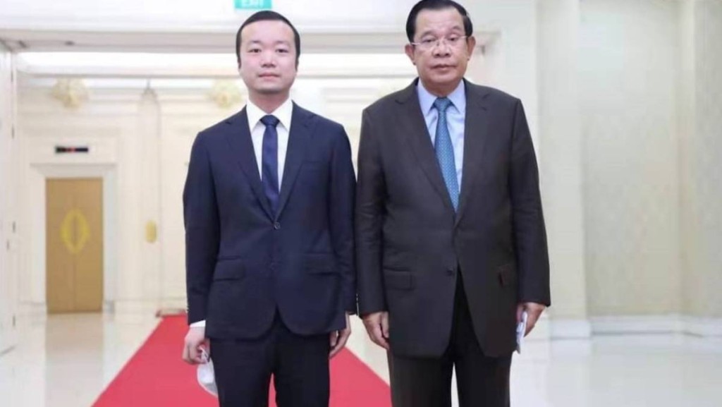 太子集團（Prince Group）創始人陳志（左）與柬埔寨前首相洪森。