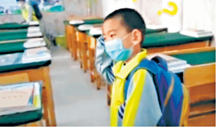 ■一名小一生到了教室卻找不到座位。