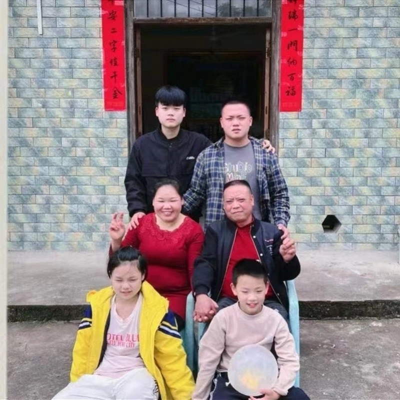 在一家人的合照中,鍾彬(第三排右)站在父親鍾丁酉(第二排右)身後。 南都 在一家人的合照中,鍾彬(第三排右)站在父親鍾丁酉(第二排右)身後。 南都
