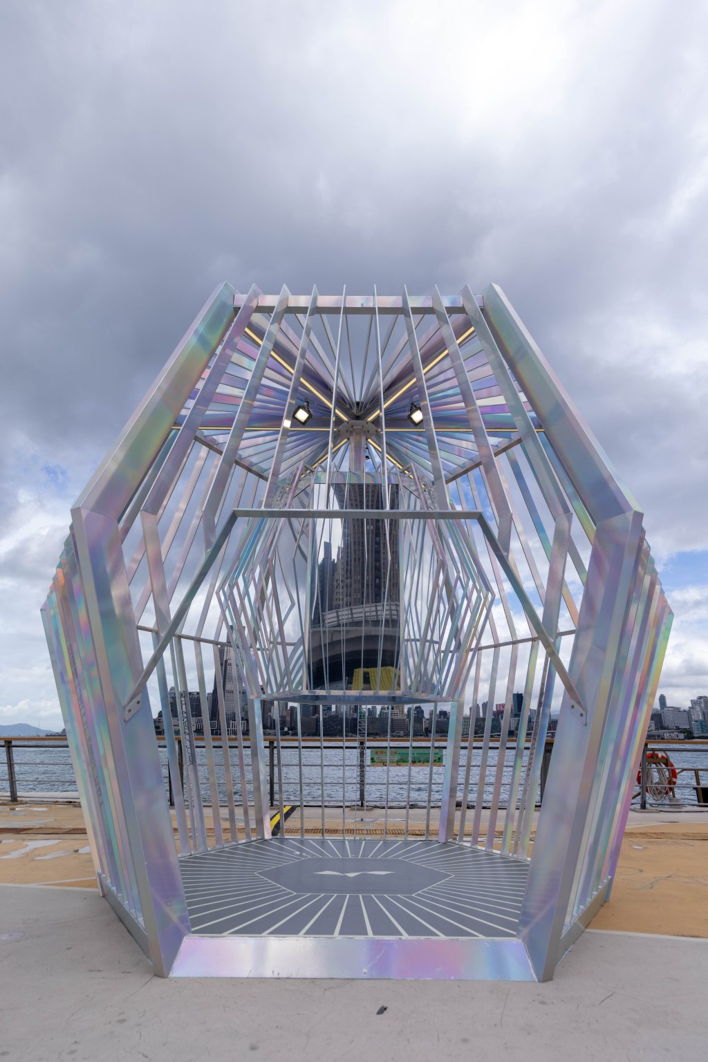 海滨好去处｜镜室艺术装置 六角形亦代表了段段有特色的六大维港「海滨共享空间」。