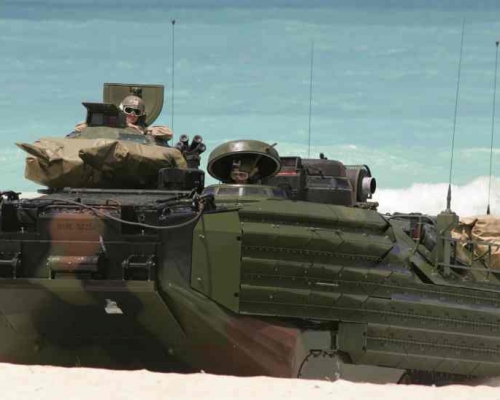 一架两栖登陆战车训练期间沉没。AP 
