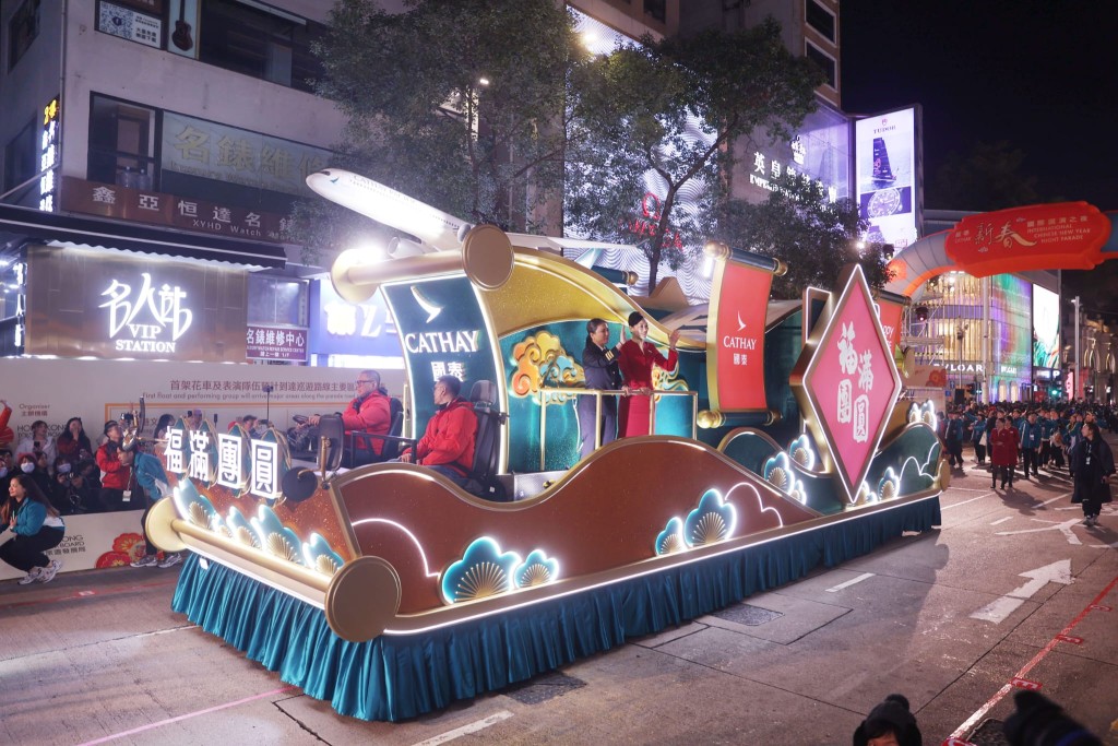 初一花車巡遊熱爆尖沙咀街頭。圖為國泰花車出場。何家豪攝