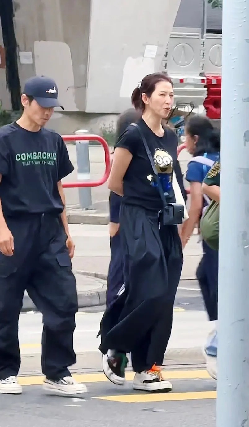張晉精神萎靡步行有點駝背。 張晉精神萎靡步行有點駝背。