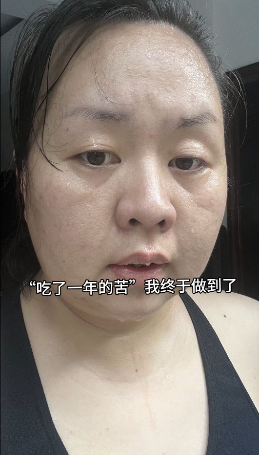 貴陽的蔣女士瘋狂「舉鐵」及戒奶茶1年，成功減去30公斤。抖音