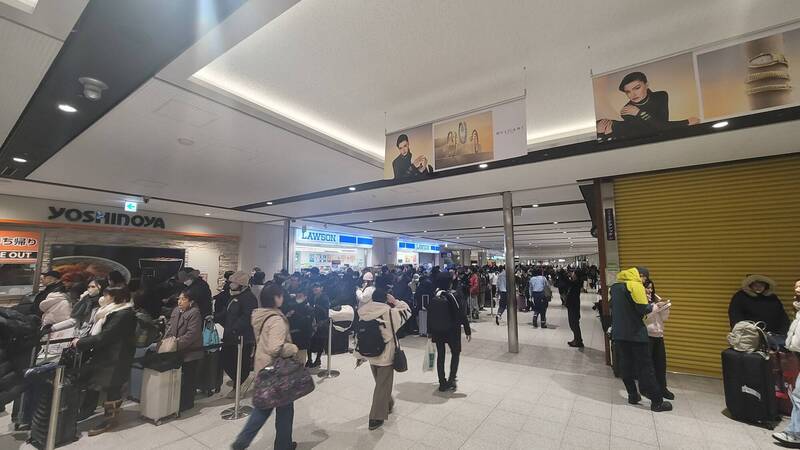 新千歲機場擠滿大量旅客。X@yotsubakaze
