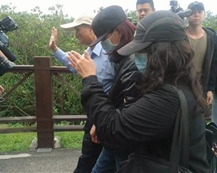 潘曉穎母親(中)不發一言。網上圖片