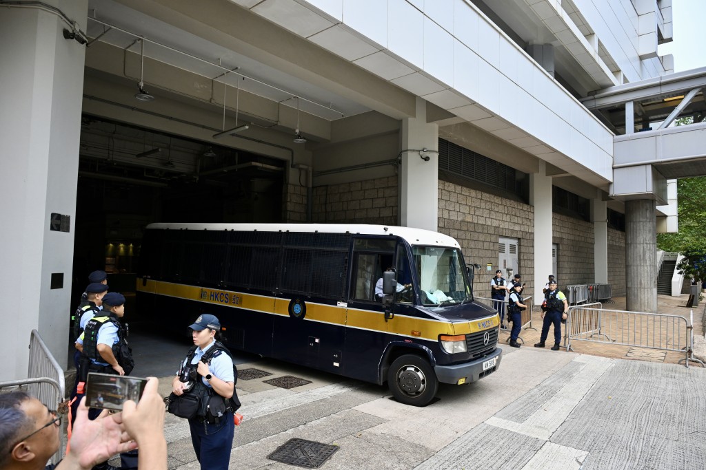 下午囚車駛離法院。劉駿軒攝