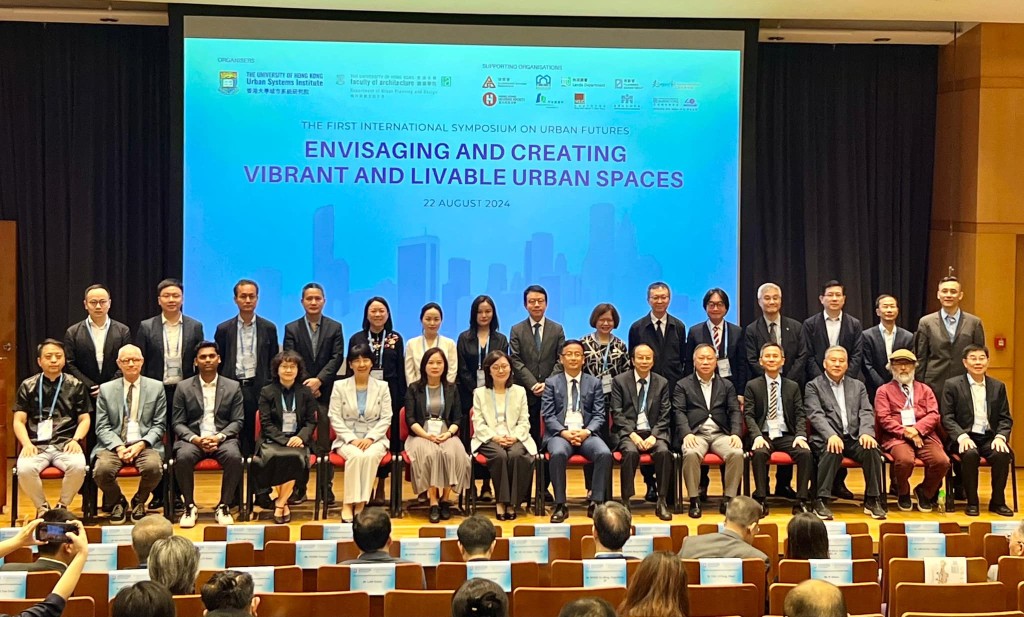 甯汉豪出席由香港大学城市系统研究院和城市规划及设计系合办的首届「城市未来发展国际研讨会」，主题为「展望与创造活跃宜居的城市空间」。发展局fb