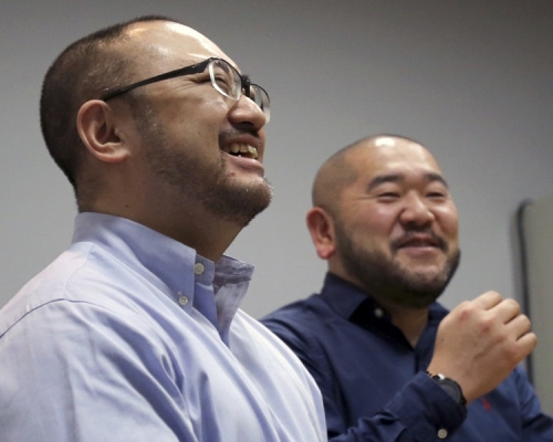 其中一對提告情侶相葉健司(左)與同性伴侶上泉健。AP