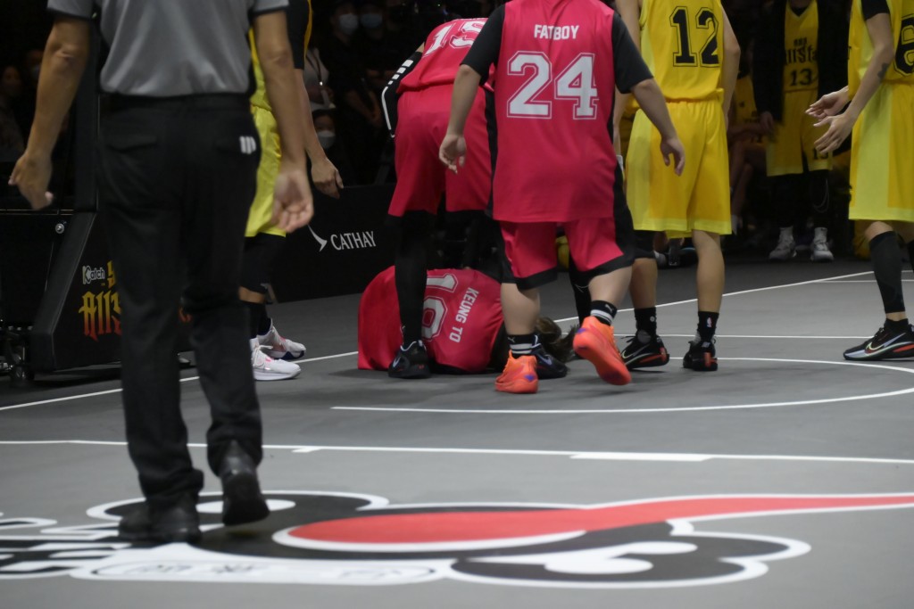 上陣時與球員碰撞，跌在地上。