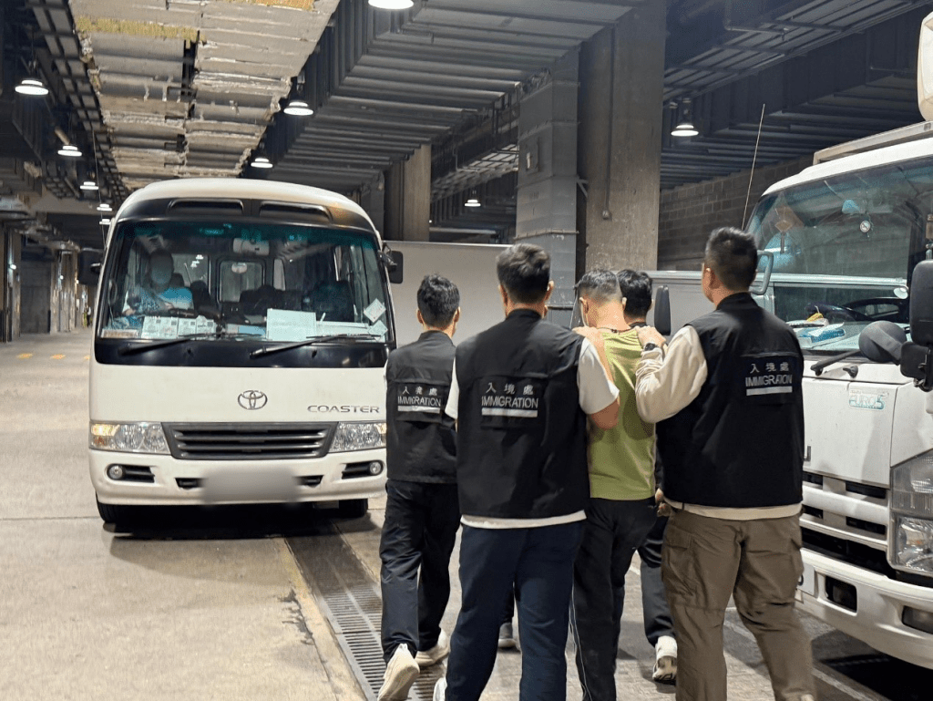 懷疑非法勞工在行動中被捕。政府新聞處圖片