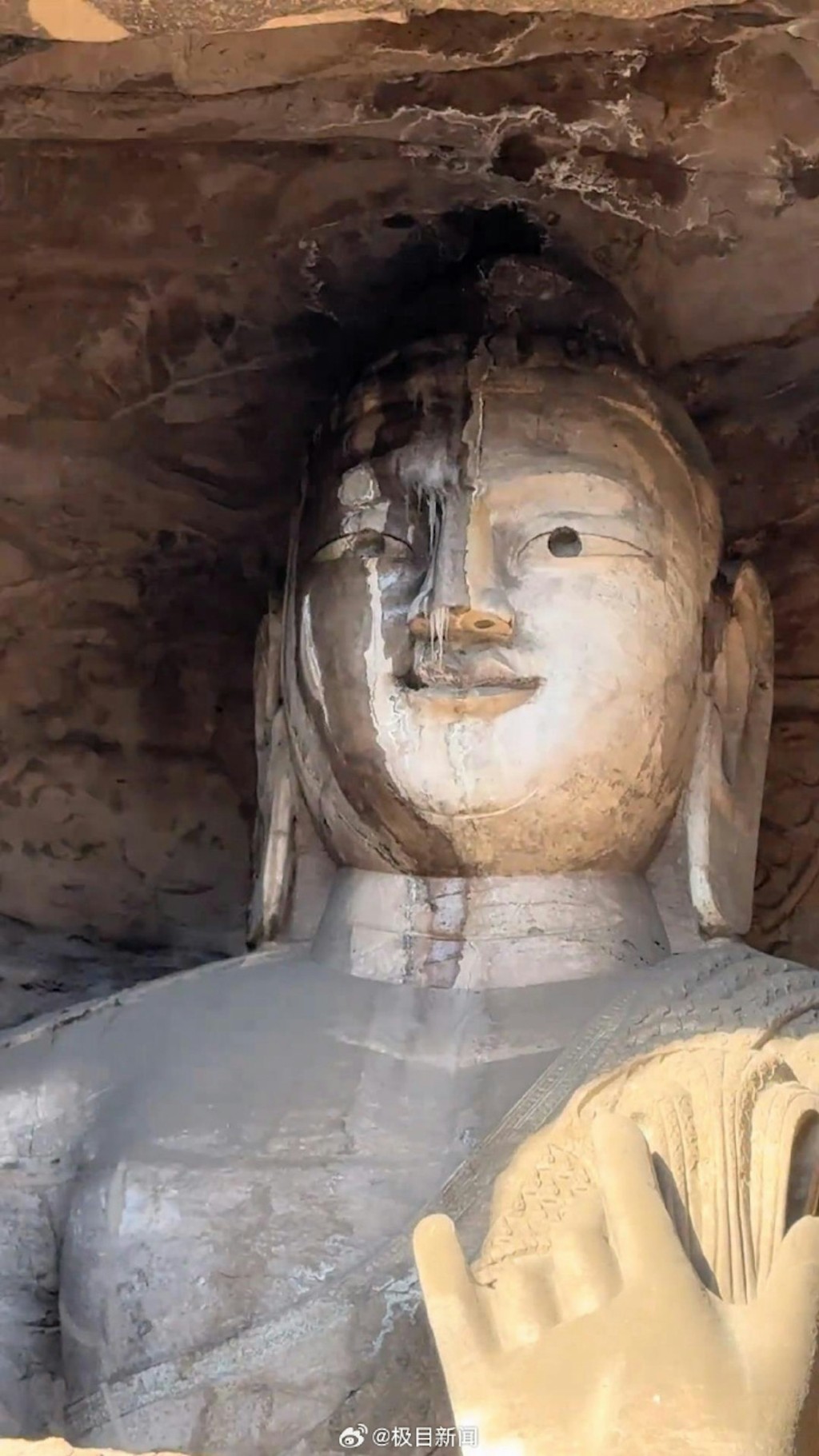 雲岡石窟大佛眉骨、鼻尖處出現長條冰柱。網上圖片 雲岡石窟大佛眉骨、鼻尖處出現長條冰柱。網上圖片