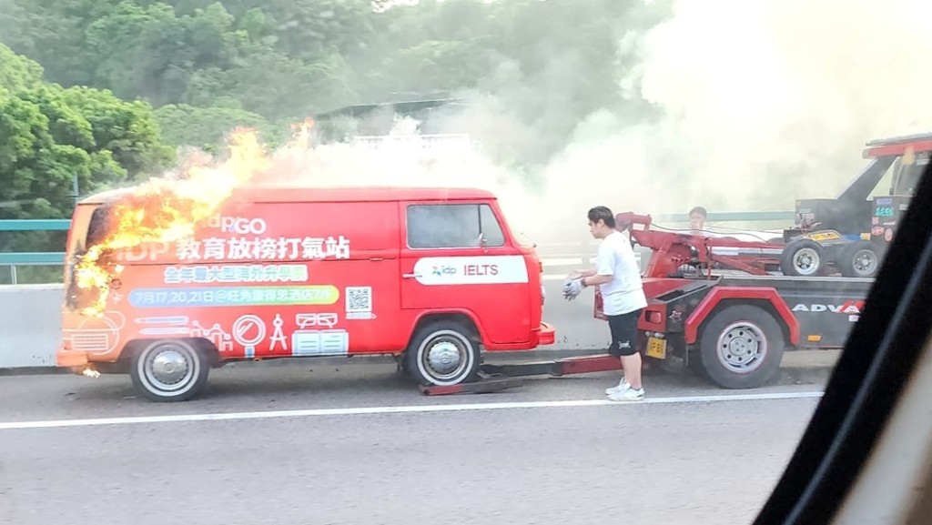 輕貨起火初時被扣在一拖車上。屯門公路塞車關注組FB