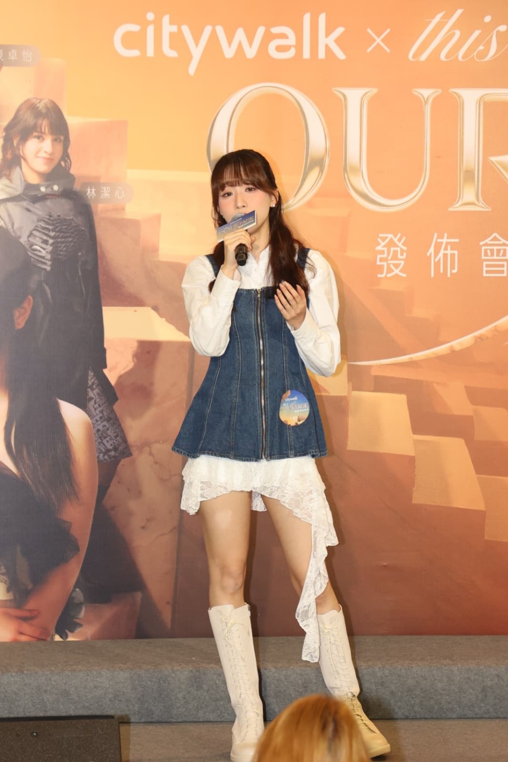 甄敏芳晒美腿。 甄敏芳晒美腿。