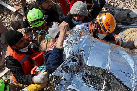 土耳其哈塔伊省一名老妇被困瓦砾177小时后获救。 路透社