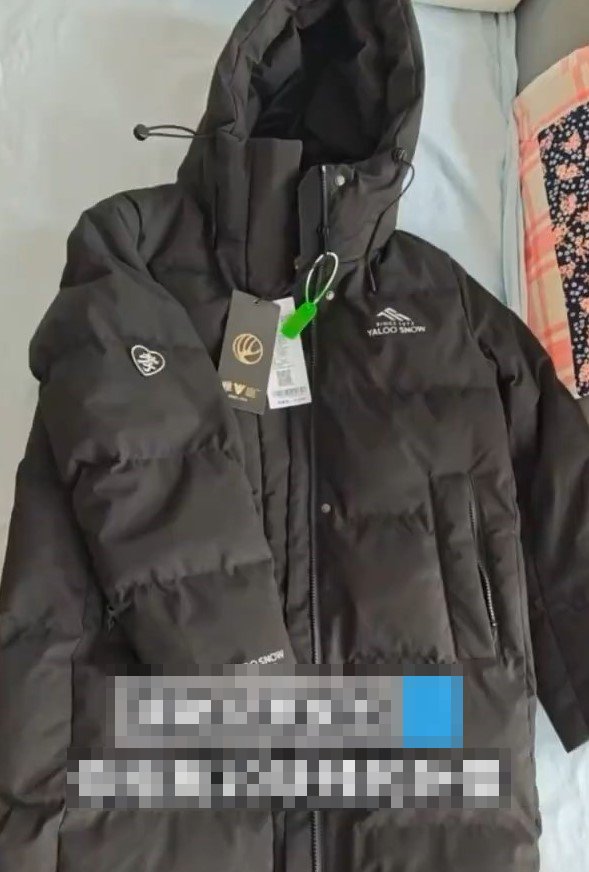 李女士質疑購入的絨羽服是二次出售。河南電視台