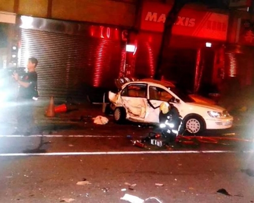 白色私家車被撞至車身凹陷變形。中時