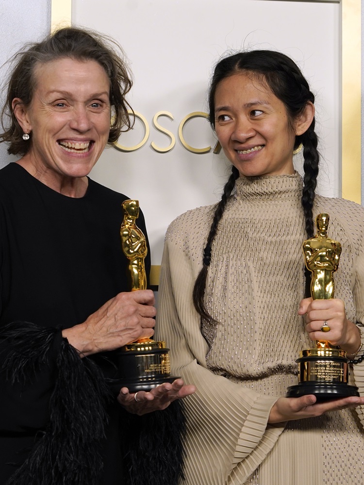 擔綱演出的法蘭絲麥杜曼（左）憑《浪跡天地》榮獲最佳女主角。AP圖片