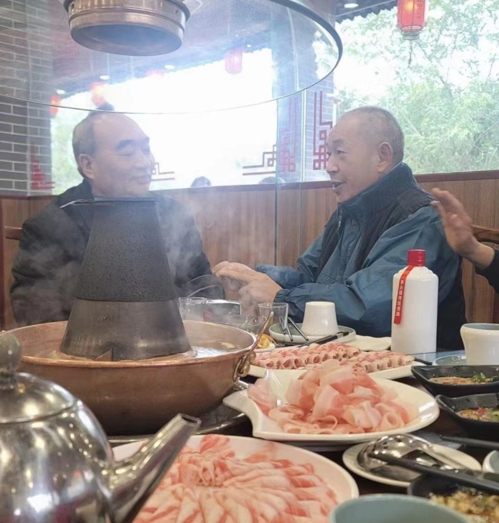 律師周筱贇在微博貼出雷政富與友人聚餐的相片。(微博)