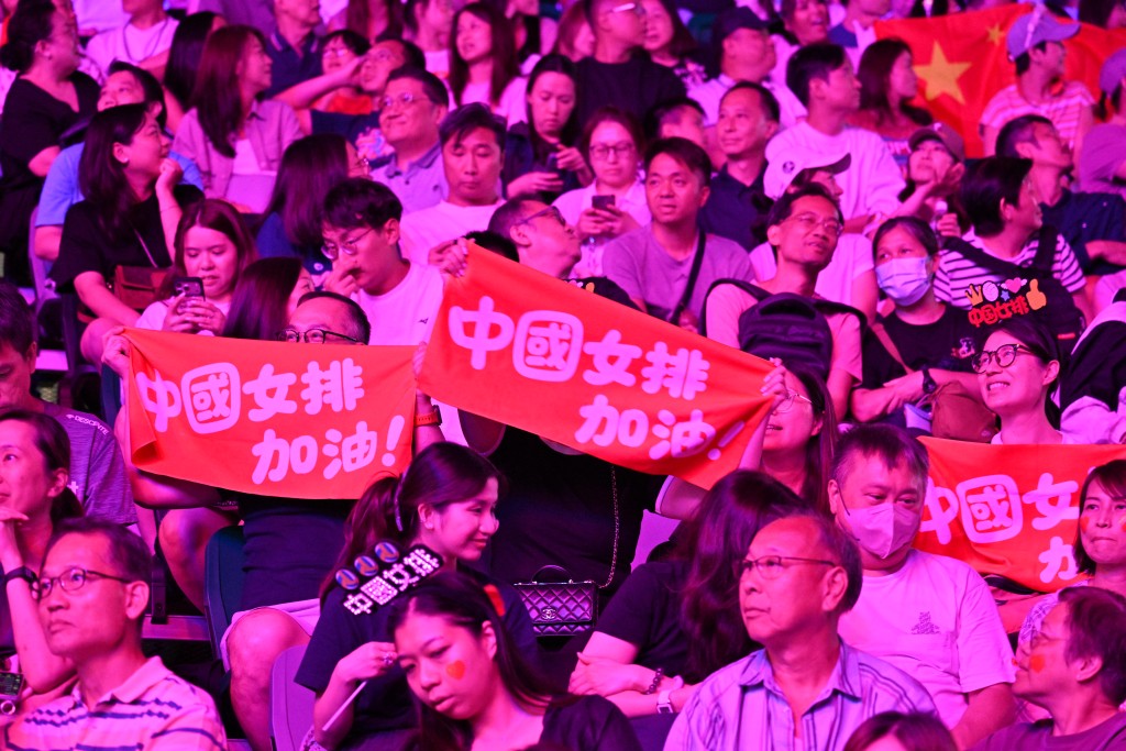 中國女排壓軸戰吸引大批市民入場支持國家隊。