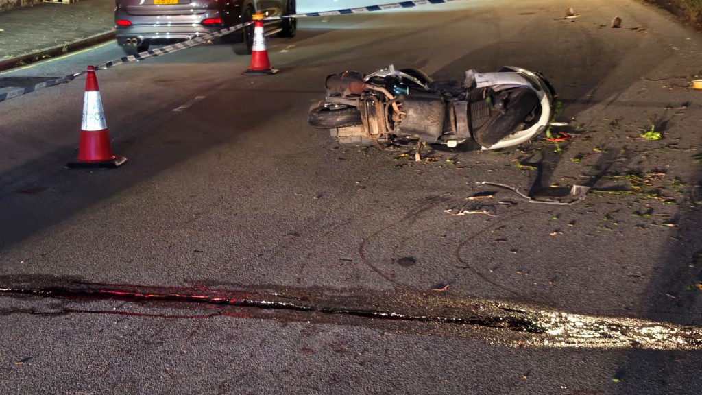 路面有大灘鮮血。