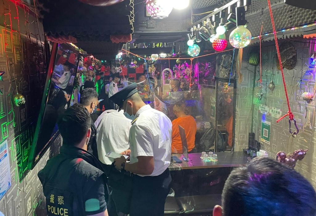 警方巡查深水埗酒吧，發現6酒吧違防疫規例。警方圖片