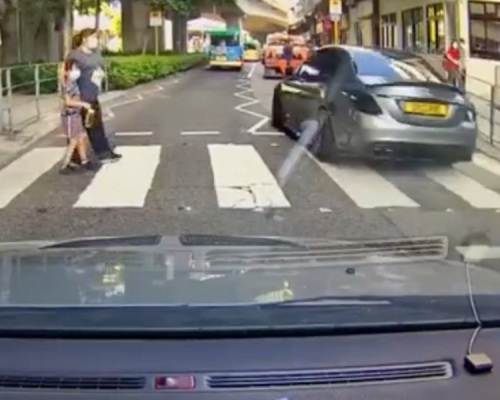 Benz司機爬頭，險些撞到過路母女。網圖
