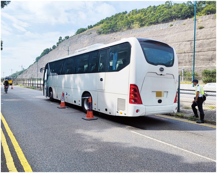 現場為翔東路往東涌方近陰澳灣。