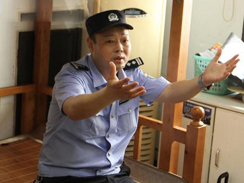 警員劉運和表示，當時想也不想就衝前張手接人。（網圖）