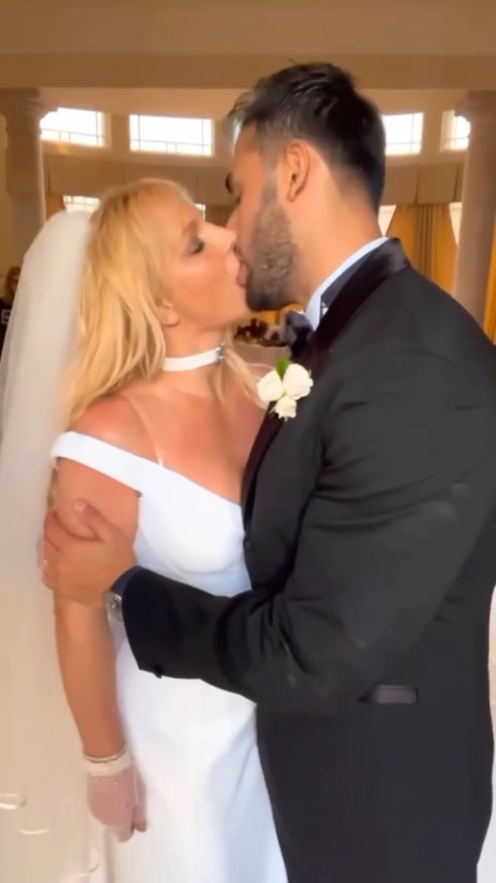 Britney於6月時與Sam在洛杉磯的家中行禮。