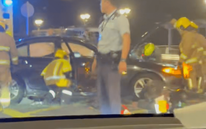 消防員在現場救援。Facebook 屯門公路塞車關注組影片截圖