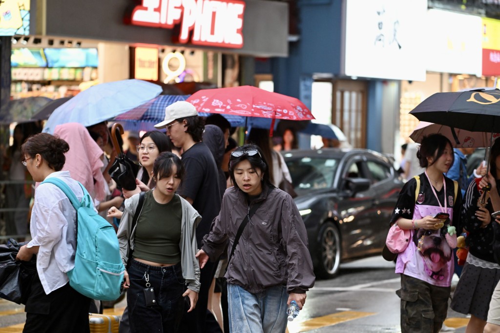 周三(19日)至周日(23日)期間,將持續有兩股熱帶氣旋接近本港。劉駿軒攝。 周三(19日)至周日(23日)期間,將持續有兩股熱帶氣旋接近本港。劉駿軒攝。