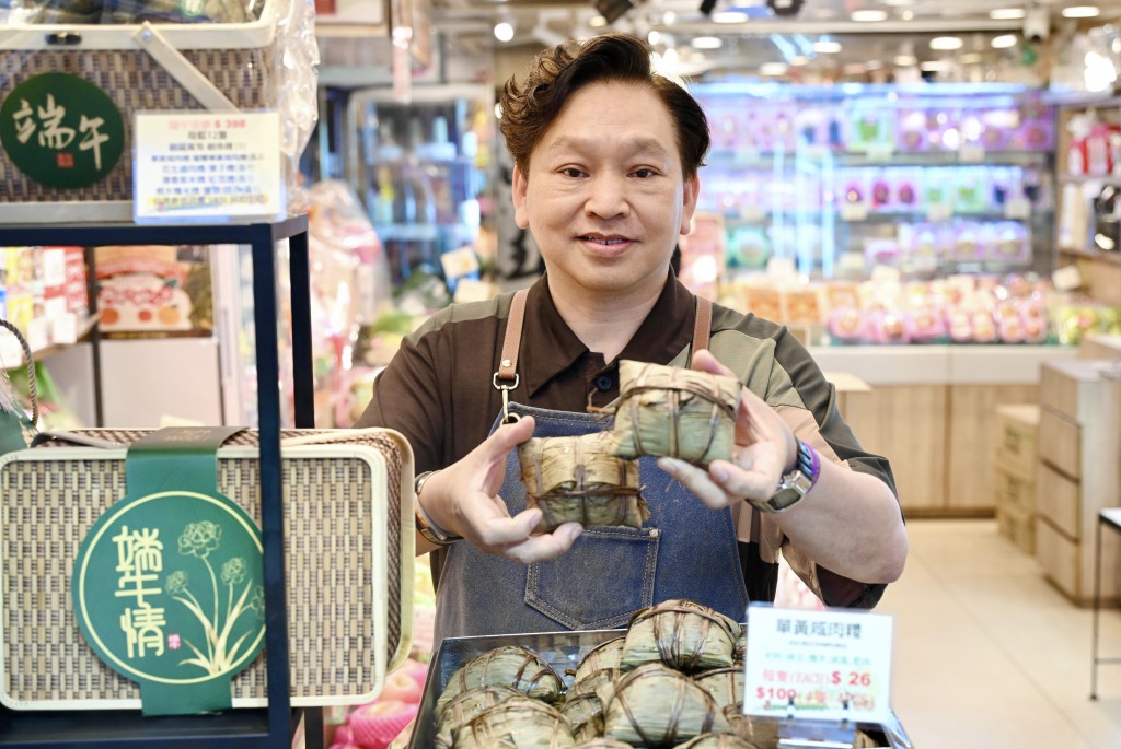 永富食品負責人陳錦輝指,雖成本上升,但不敢轉嫁至消費者,望薄利多銷。 蘇正謙攝 永富食品負責人陳錦輝指,雖成本上升,但不敢轉嫁至消費者,望薄利多銷。 蘇正謙攝