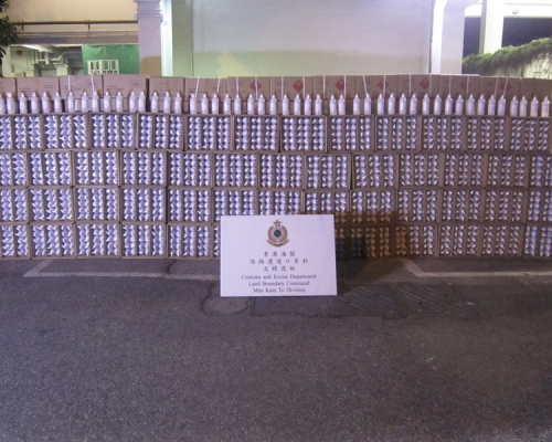 海關截查一輛報稱載有酒精消毒液的入境貨櫃車時發現約2.6萬支乙醇。
