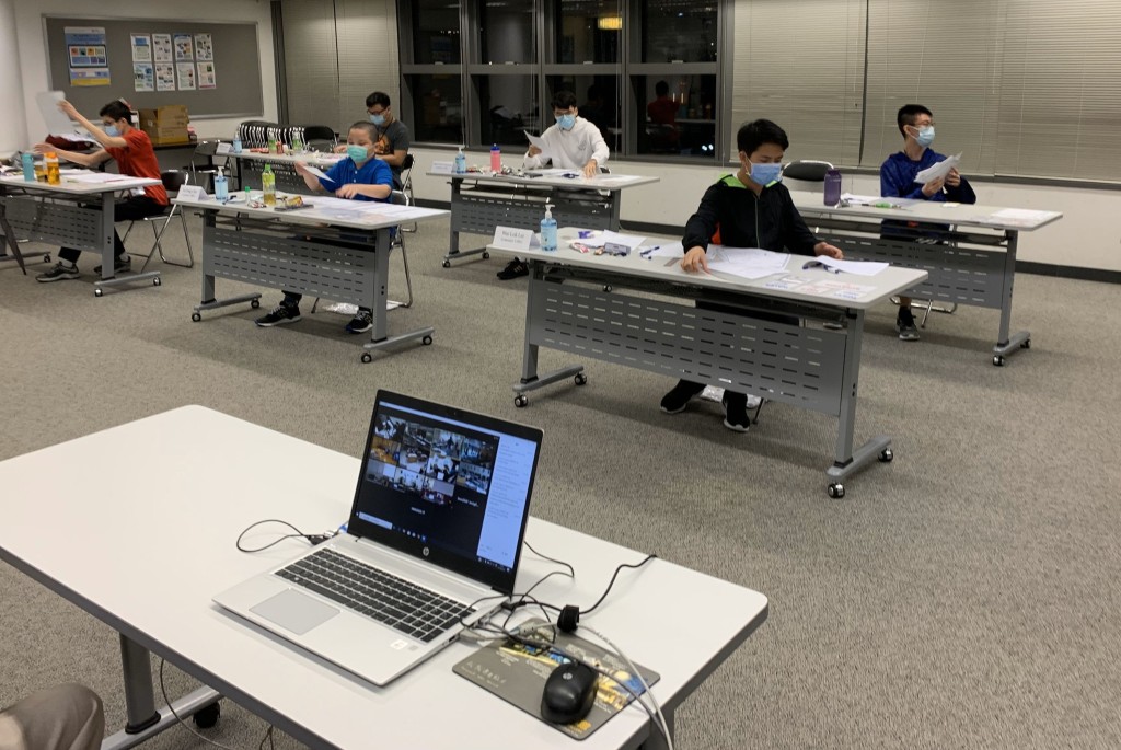 比賽透過在線監督,香港學生代表在港參賽。 新聞處圖片