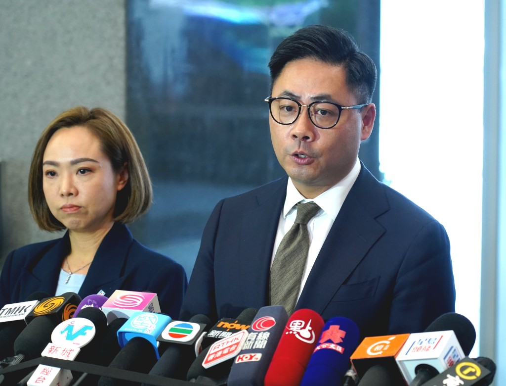 民建聯候任議員葉傲冬(右)表示,很高興政府舉辦交流會,反映政府對於新一屆立法會的重視。 民建聯候任議員葉傲冬(右)表示,很高興政府舉辦交流會,反映政府對於新一屆立法會的重視。