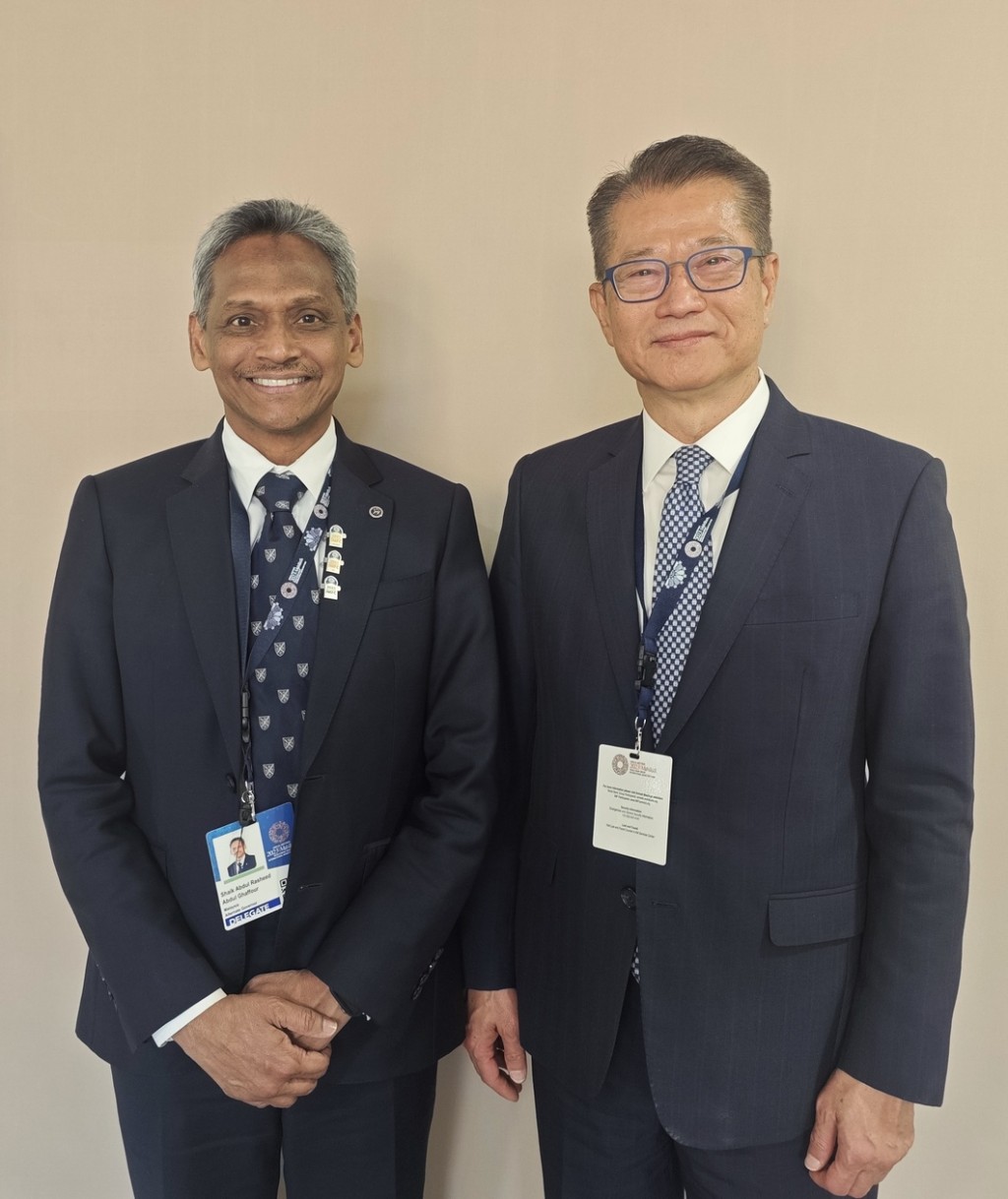陈茂波与马来西亚中央银行行长Abdul Rasheed Ghaffour会面。（财政司司长网站图片）