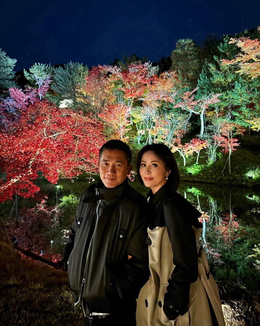 劉嘉玲近日晒出與梁朝偉在日本看秋楓的照片。