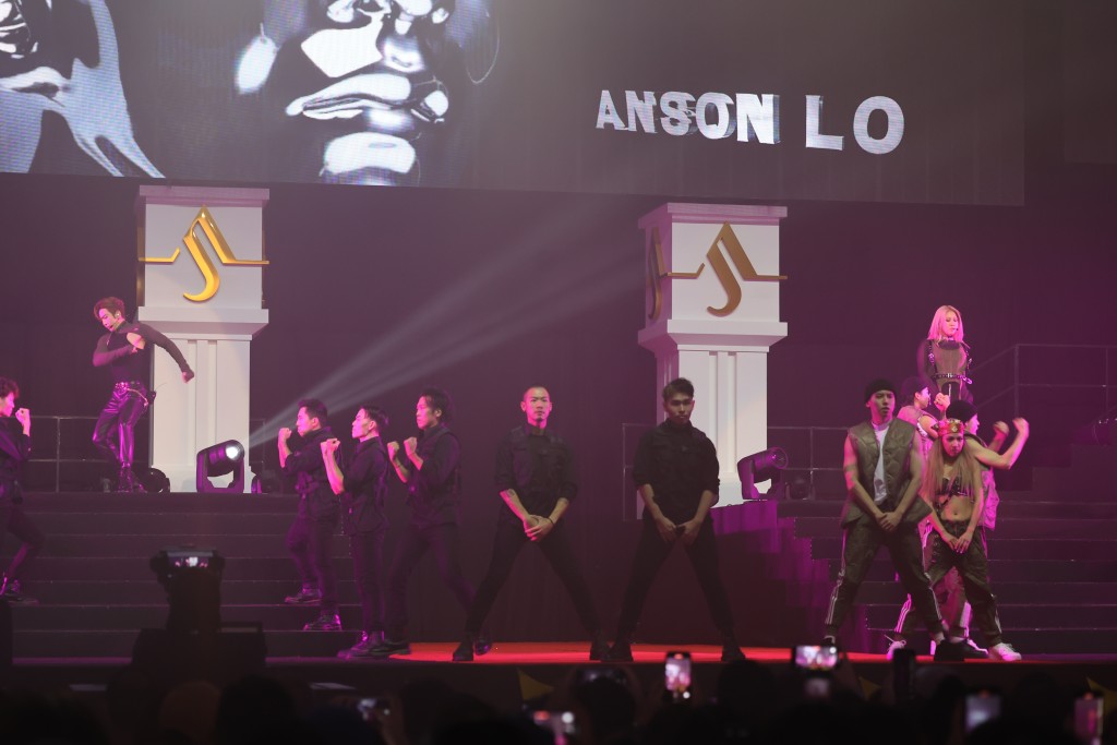 Anson Lo與鄭欣宜一升上台即時上演一幕舞鬥，之後Anson Lo返回後台，由鄭欣宜先演唱一曲《Glitterfalls》。