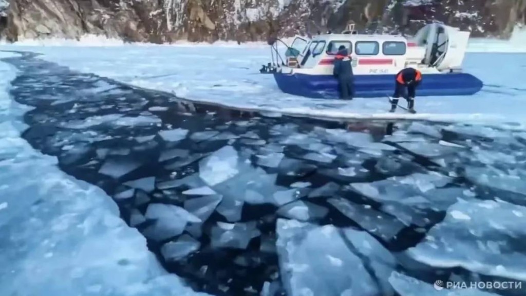 7名中國遊客隨汽車墜入冰湖身亡。