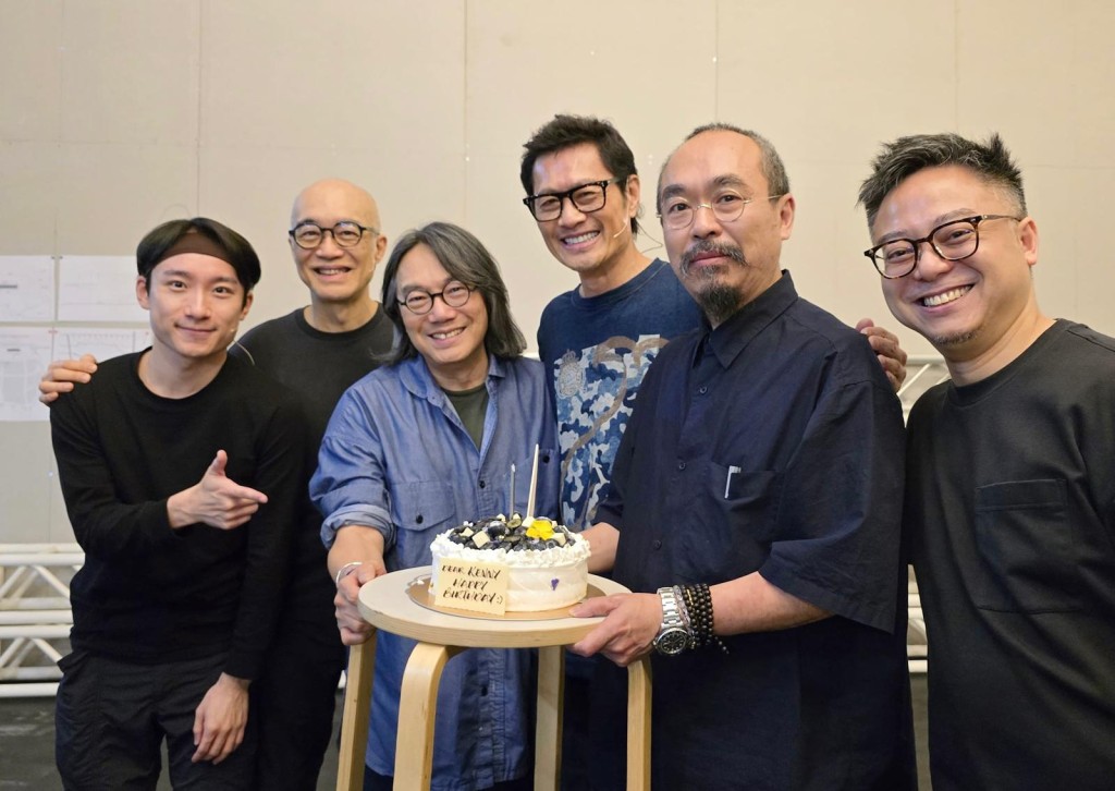 《唔講得》移師馬來西亞吉隆坡公演,黃德斌收到劇組準備生日驚喜。 《唔講得》移師馬來西亞吉隆坡公演,黃德斌收到劇組準備生日驚喜。