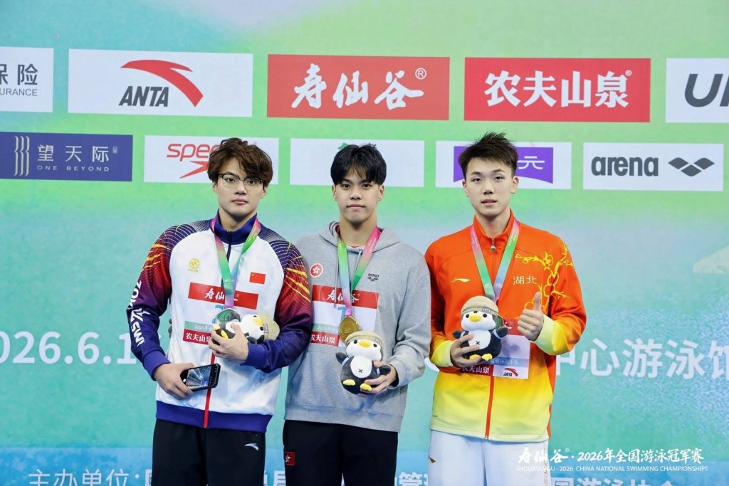 男子200米蛙:冠軍麥世霆(中)、亞軍是山東的王駿騰(2分10秒52)、季軍是湖北的余宗达(2分10秒65)。香港游泳教會FB圖 男子200米蛙:冠軍麥世霆(中)、亞軍是山東的王駿騰(2分10秒52)、季軍是湖北的余宗达(2分10秒65)。香港游泳教會FB圖