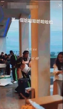 大根一邊抱住一名穿背心、熱褲的美女，一邊行至池邊。