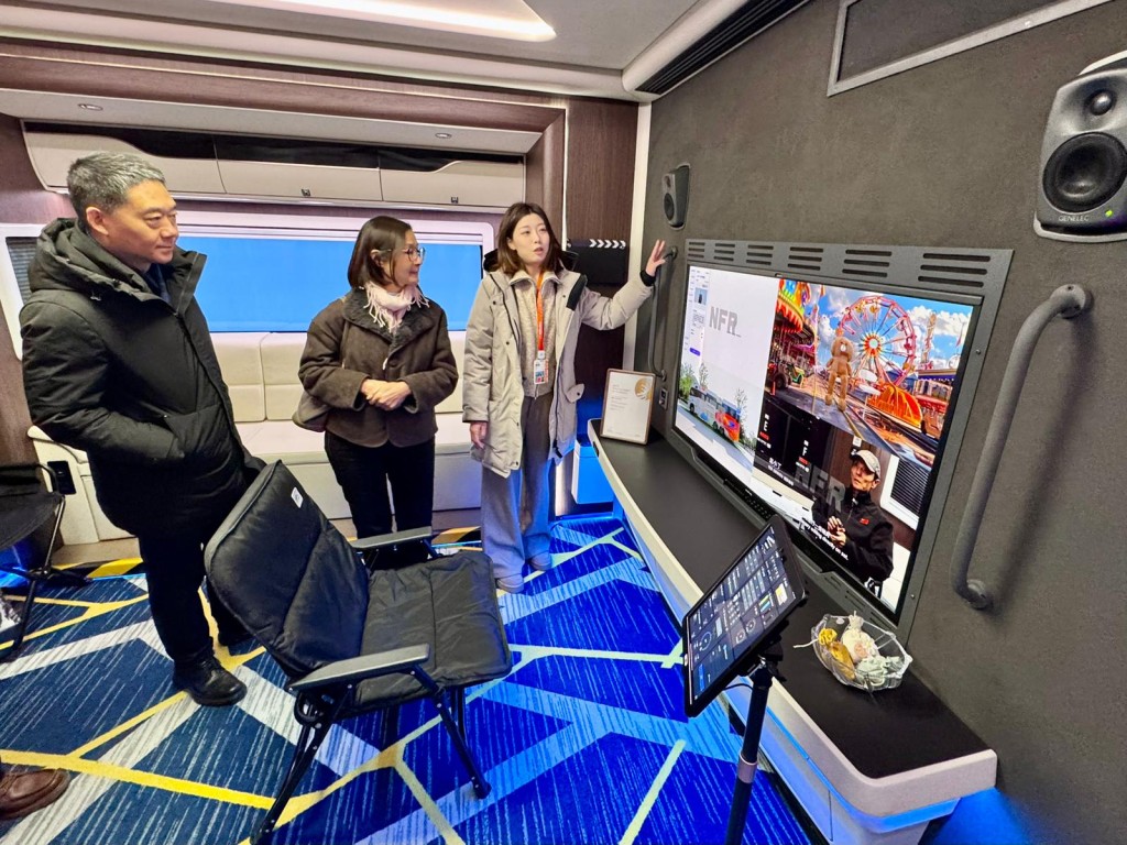 港台代表團在阿里巴巴朝陽科技園參訪虎鯨文娛優酷的智能影視車。港台圖片