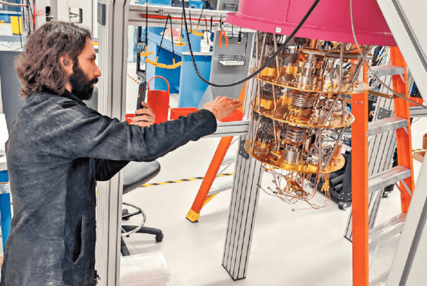 量子電腦處理器放在底部，狀似吊燈的結構是以液態氦經壓縮和氣化熱交換，層層降溫的低溫恒溫器（Cryostat），到達處理器時只有10 millikelvin（攝氏-273.14度）。