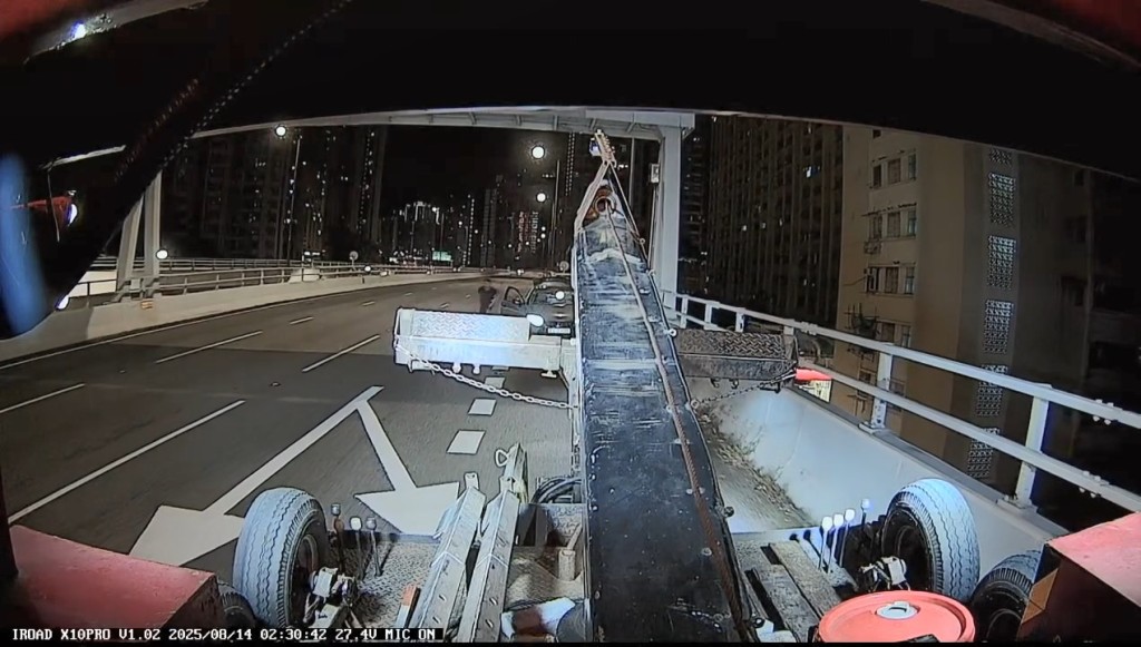 私家車司機從車尾箱取出鐵棍掟向拖車。 私家車司機從車尾箱取出鐵棍掟向拖車。