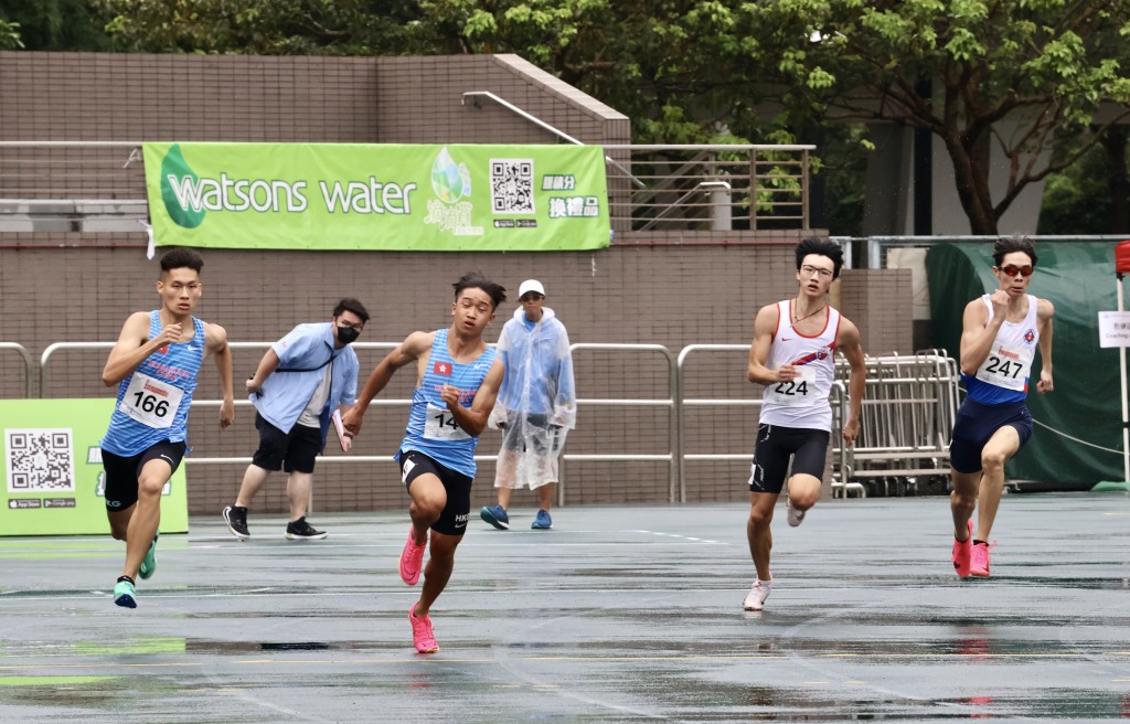 陳一樂(左2)出戰U18的200米跑賽事。 徐嘉華攝